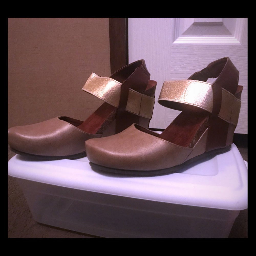 ⭐️Women’s Taupe/Cognac/Gold Wedged Shoe⭐️